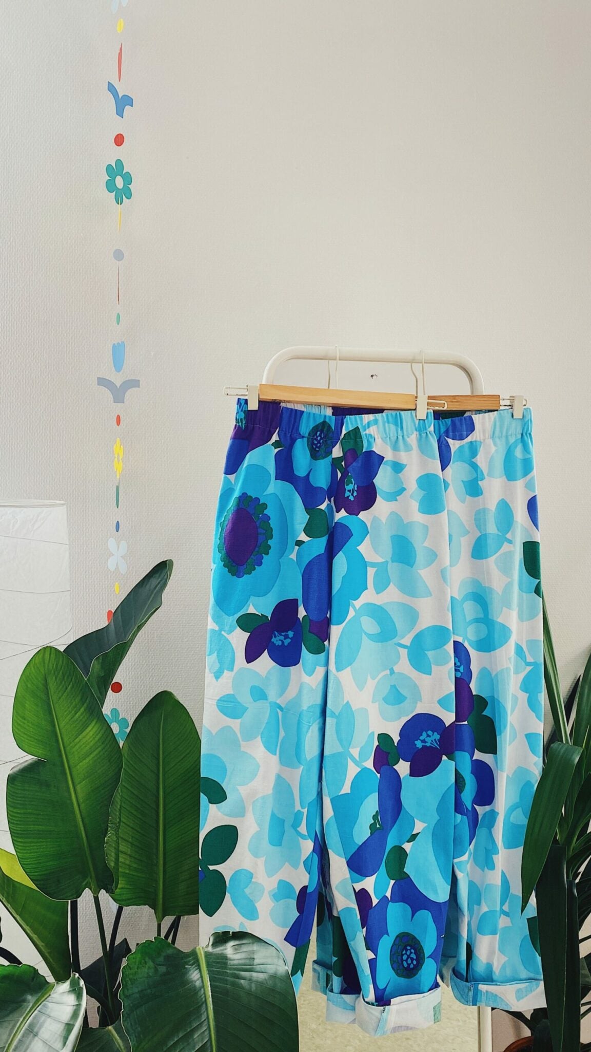 Pantalon droit fleurs bleues