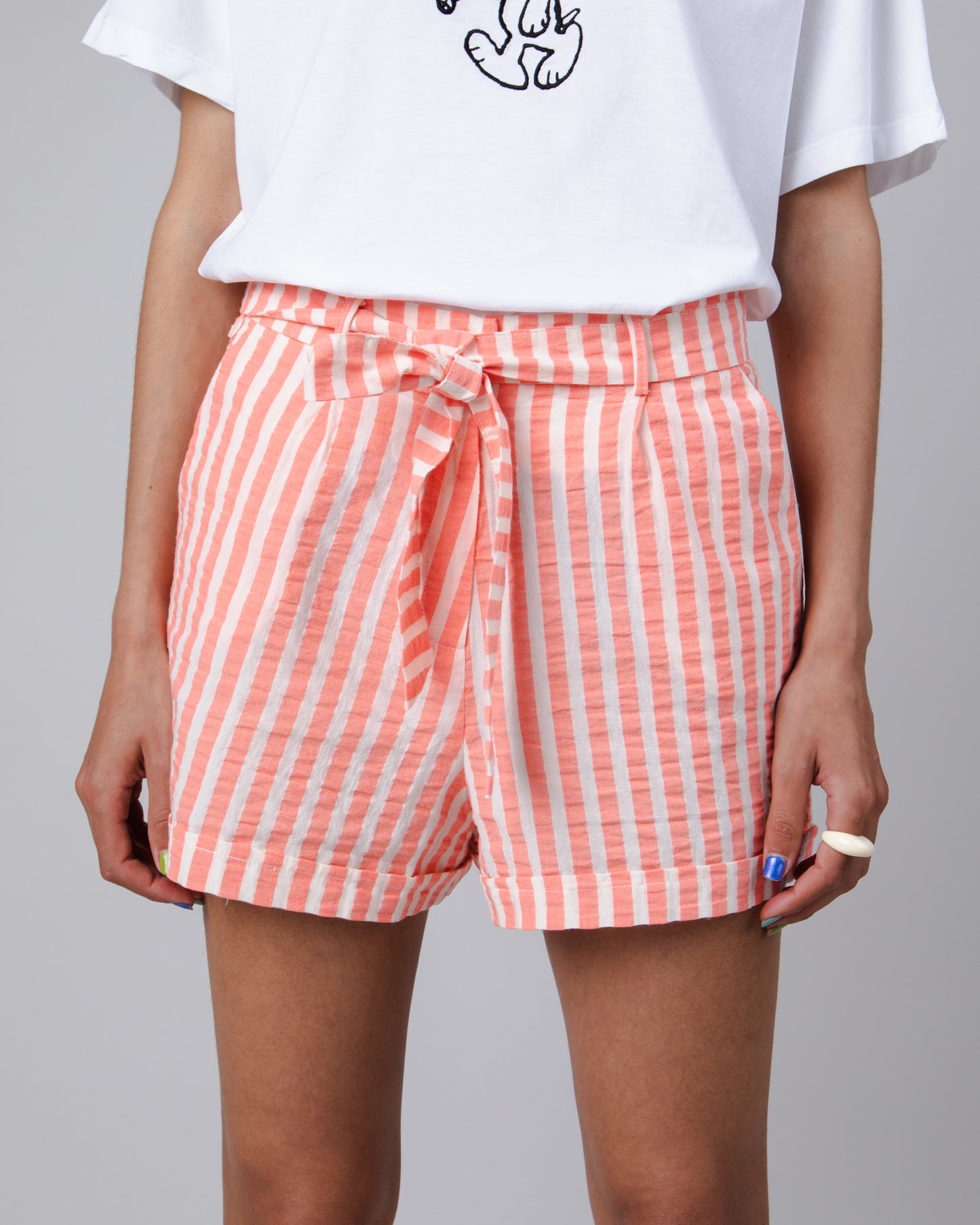 Short à ceinture ligné corail