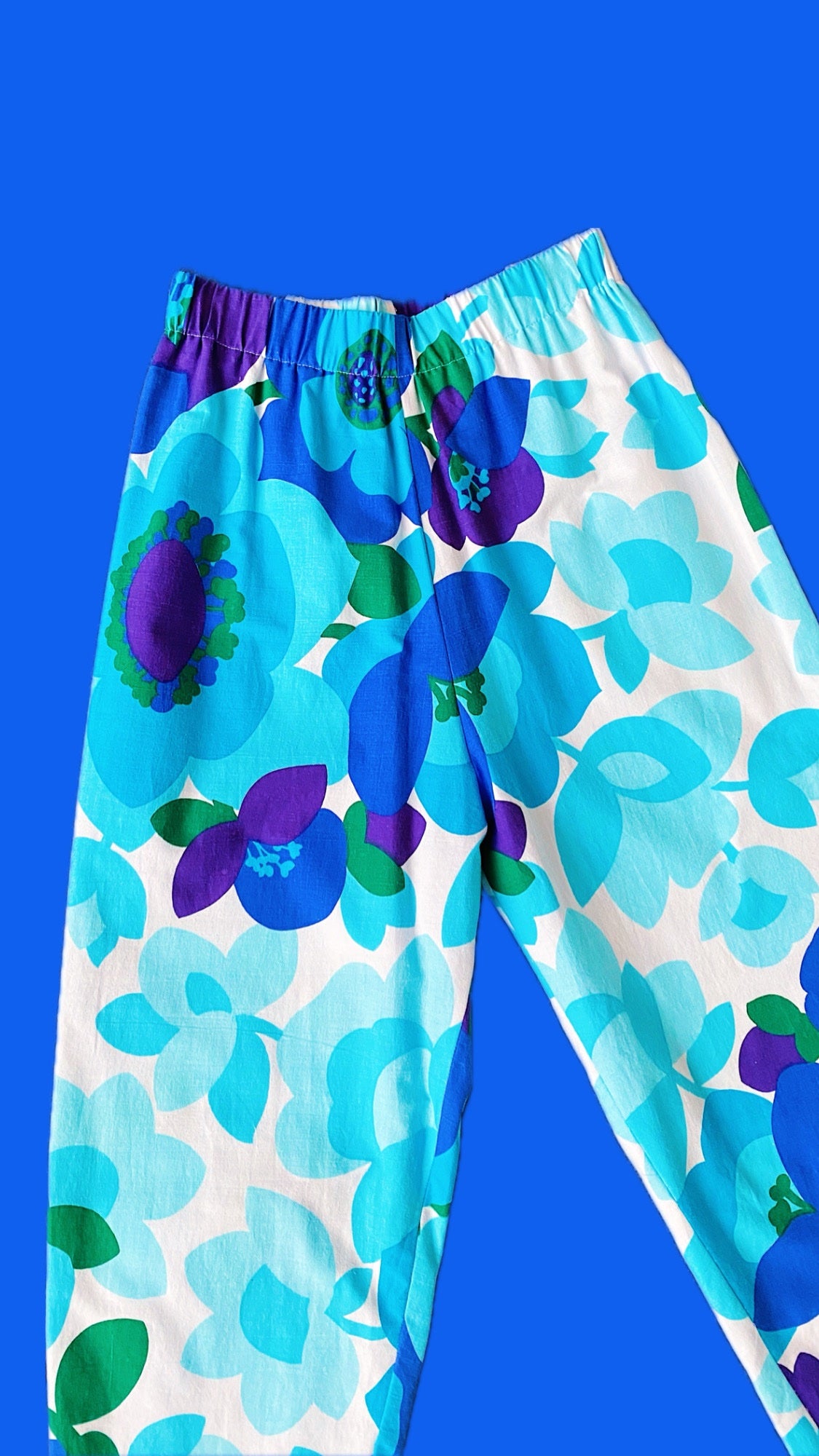 Pantalon droit fleurs bleues