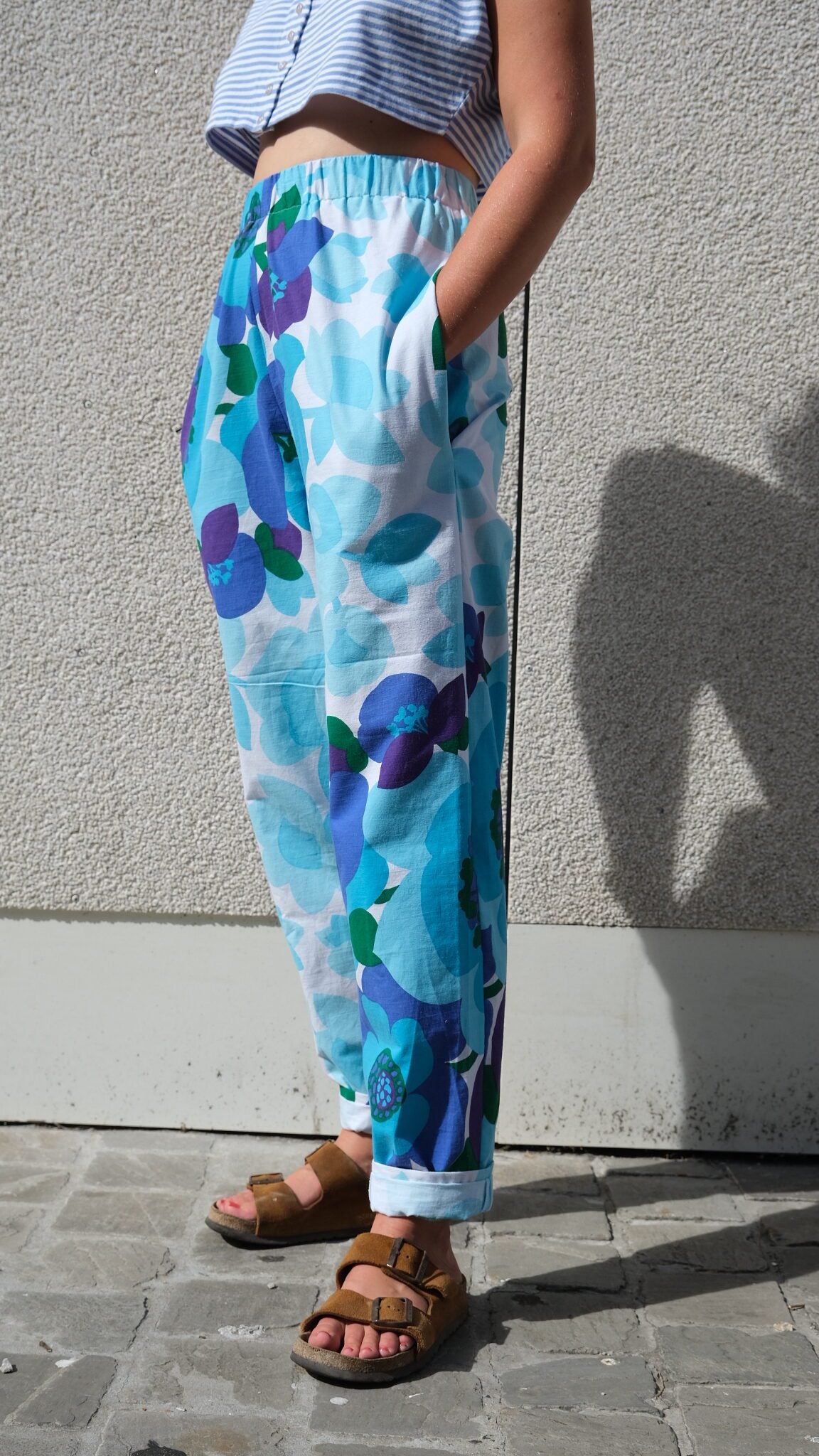 Pantalon droit fleurs bleues