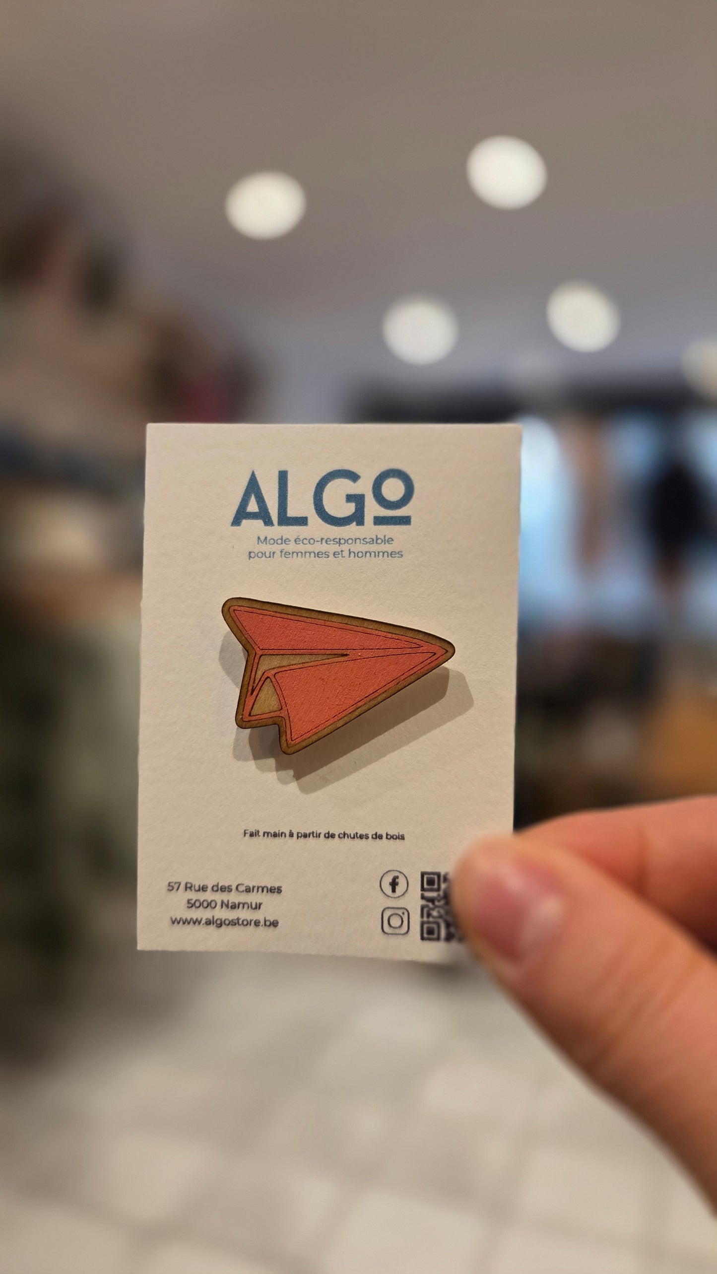 Pin's - Avion en papier