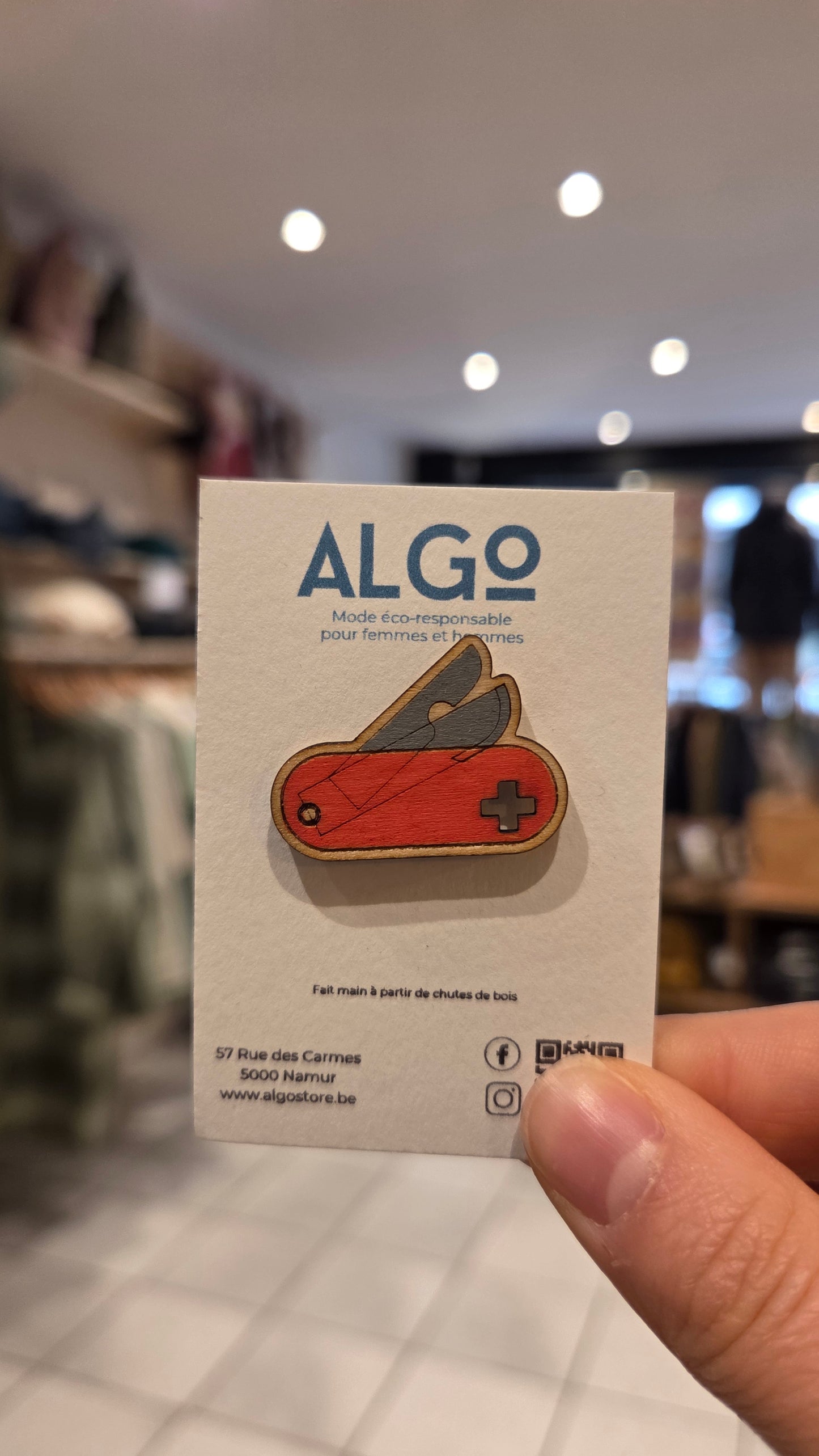 Pin's - Couteau Suisse