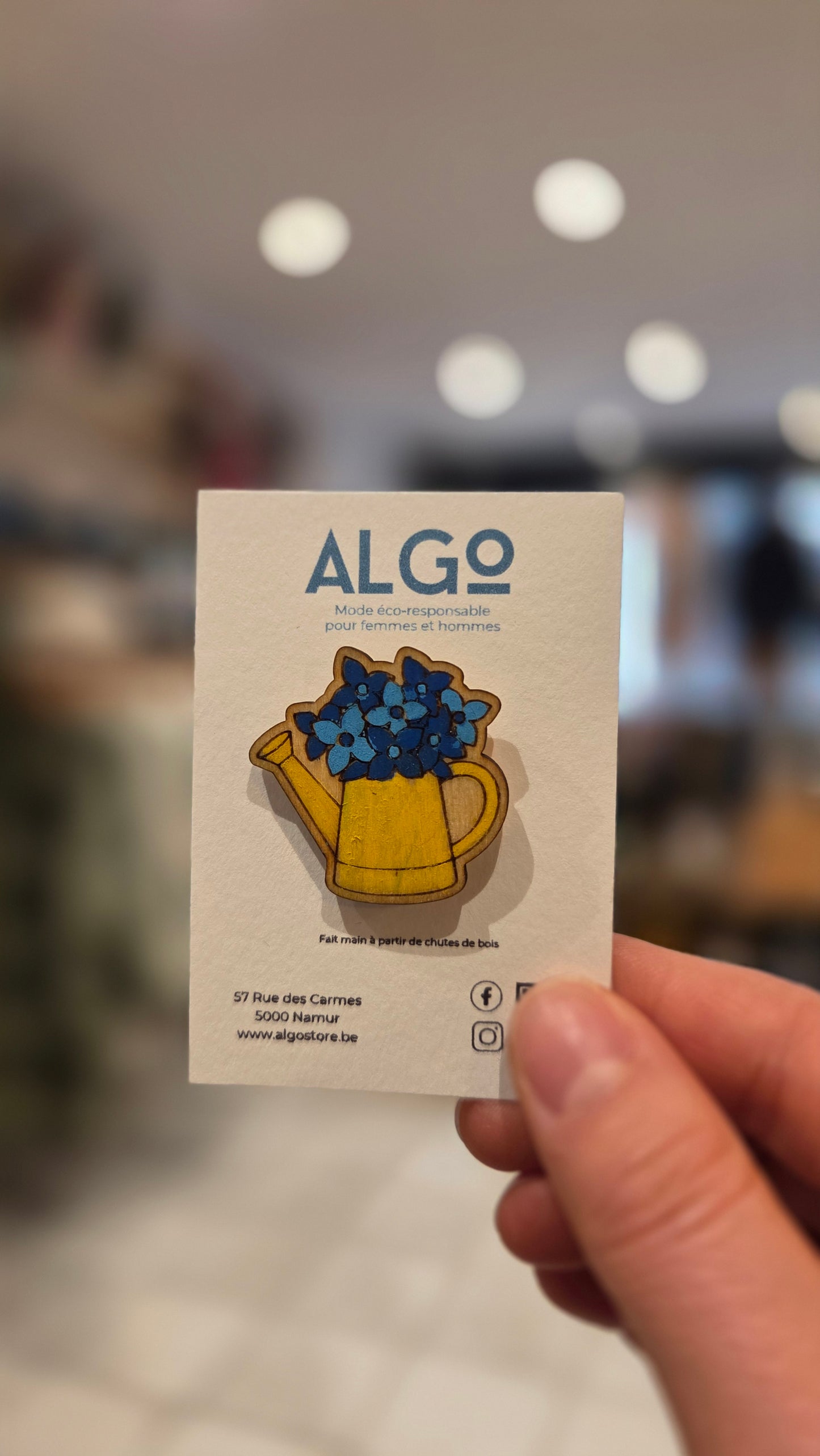 Pin's - Arroser l'amour (jaune et bleu)